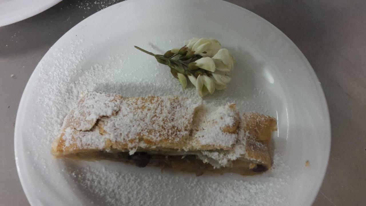 Albergo Ristorante Centro Vico Canavese Bagian luar foto